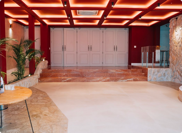 Sala com iluminação vermelha e palco